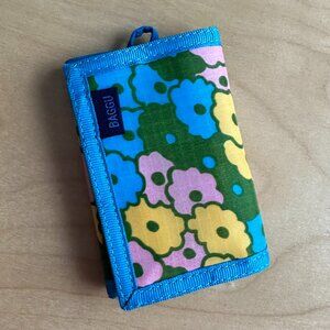 Baggu Velcro Wallet in Flowerbed NWOT